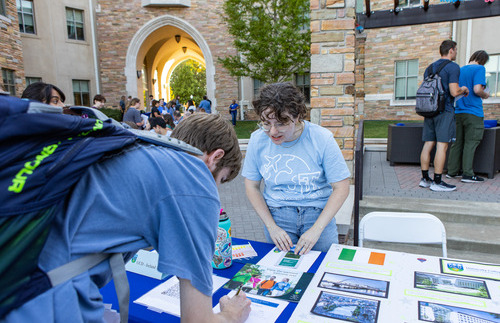 220929 Study Abroad Fair 044_Web_CTA_Group_Buttons_500x323